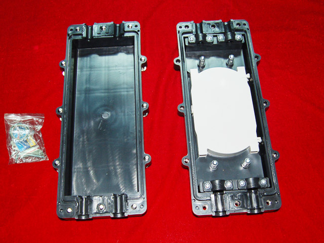 05型光缆接头盒（二进二出） 外形尺寸：340×150×75（mm） 最大容量：48芯