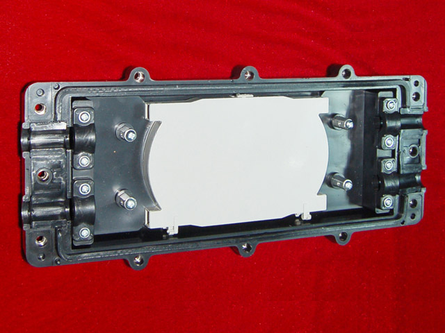 05型光缆接头盒（二进二出） 外形尺寸：340×150×75（mm） 最大容量：48芯