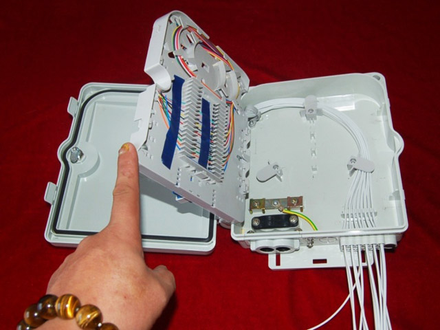 HY-1型D 12芯分纤箱 外形尺寸：230×195×65（mm） 建议此产品可用8芯不可断